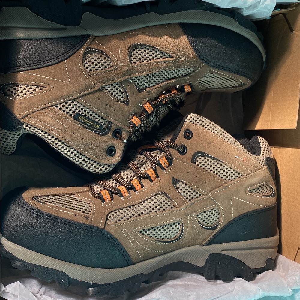 Men’s Ozark Trail hiking shoes, tan color size 9